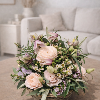 Blumenkorb in zarten Nuancen