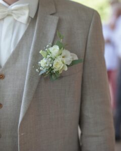 Anstecker Bräutigam weiss-blau