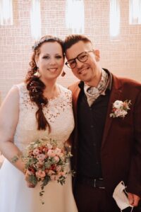 beerenfarbener Brautstrauss mit zarten Akzenten