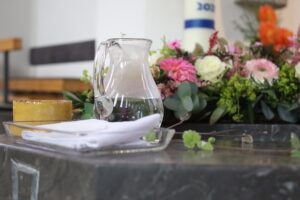 Blumendekoration Taufe rosa