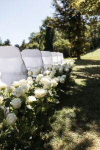 Blumenmeer Mittelgang mit weissen Rosen