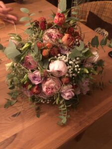 Brautstrauss bordeaux-lachs mit Gartenrosen und Beeren
