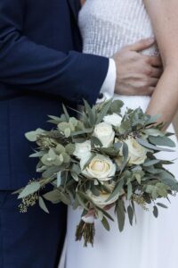 Brautstrauss Eukalyptus und weisse Rosen