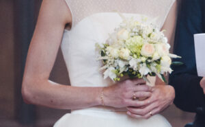 Brautstrauss fein verspielt cremeweiss