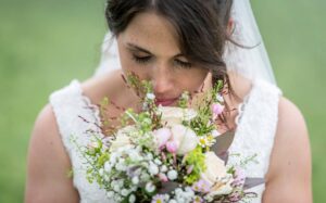 Brautstrauss natürlich zart wiesenhaft Gräser pastell
