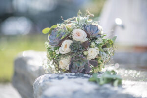 Brautstrauss weiss-blau urchig