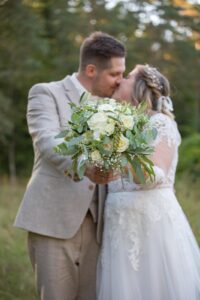 Brautstrauss wild, modern mit Eukalyptus & Gartenrosen