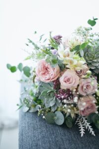 Brautstrauss zarte Farben mit Eukalyptus & lila Gartenrosen