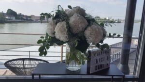 Eingangsdekoration Hochzeit mit weissen Hortensien