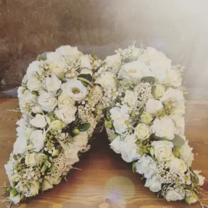 Blumen zum Trost Engelsflügel Trauerfloristik Symbolik weiss