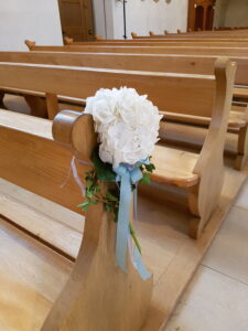 Kirchenbankdekoration mit weissen Hortensie