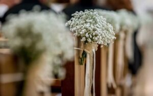 Kirchenbankdekoration mit Schleierkraut