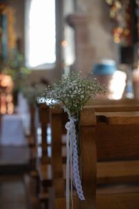 Kirchenbankdekoration mit Schleierkraut schlicht