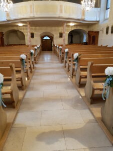 Kirchendekoration mit weisse Hortensien