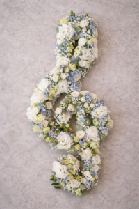 Blumen zum Trost letzter Gruss Notenschlüssel mit zarten Blumen weiss-blau