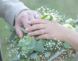 moderner Brautstrauss Eukalyptus und Schleierkraut