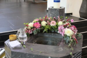 Taufe Blumenschmuck Taufstein