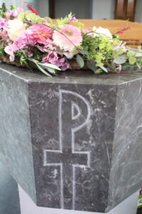 Taufstein Blumenschmuck Kirche Eiken