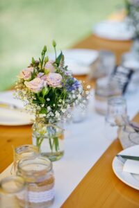 Tischdekoration gefüllte Vase in zarten Farben