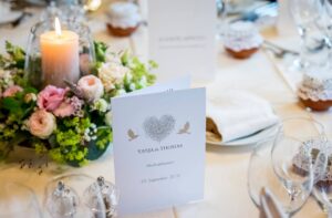 Tischdekoration mit Kerzenglas