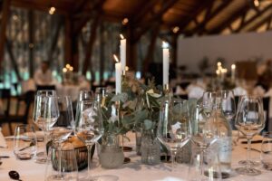 Tischdekoration schlicht mit Eukalyptus