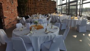 Tischdekoration mit weissen Hortensie