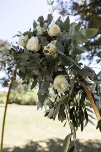 Traubogen weiss grün mit Eukalyptus und Rosen