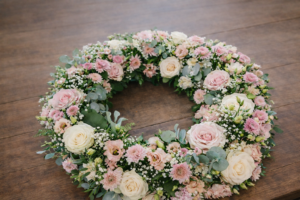 Blumen zum Trost Trauerfloristik Blumenkranz zart