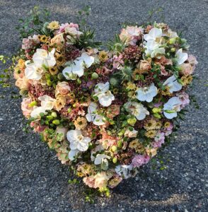 Blumen zum Trost Trauerfloristik Herz pastell