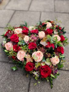 Blumen zum Trost Trauerfloristik Herz rot lachs