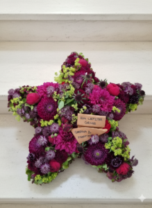 Blumen zum Trost Trauerfloristik Stern bordeaux