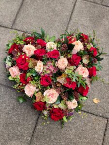 Blumen zum Trost Trauerfloristik zart Herz rot lachs