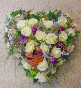 Blumen zum Trost Trauerherz mit Rosen und Beiwerk