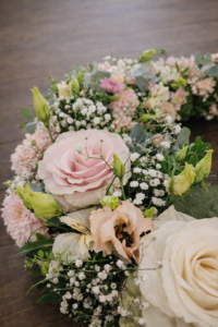 Blumen zum Trost Trauerkranz Ausschnitt zart rosa pastell