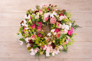 Blumen zum Trost Trauerkranz in rosa, verspielt, romantisch