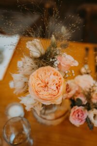 Vasenfüllung mit Gartenrose lachs als Tischdekoration