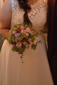 Winterhochzeit wiesenhaft mit Gartenrosen pink-lachs