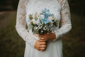 zarter Brautstrauss in weiss und blau