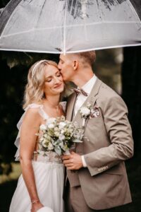 zarter Brautstrauss in weiss grün wiesenhaft verspielt