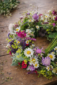 Blumen zum Trost zarter Urnenkranz Bauerngarten wiesenhaft